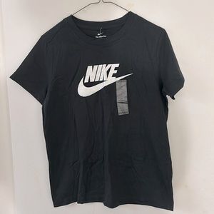 🐝5/$25🐝 NWT Nike kids unisex balck with logo t-shirt short sleeve size Xl